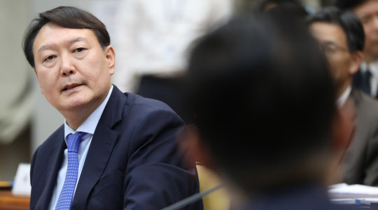 윤석열 검찰총장이 17일 서울 서초구 대검찰청에서 열린 국회 법제사법위원회의 대검찰청에 대한 국정감사에서 무소속 박지원 의원 질의에 답하고 있다. (사진=연합뉴스)